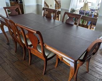 Cherry finish dining room set, great condition