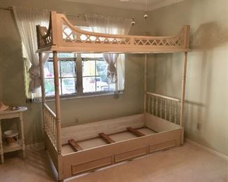 Beautiful Vintage Bunk Bed by Thomasville 