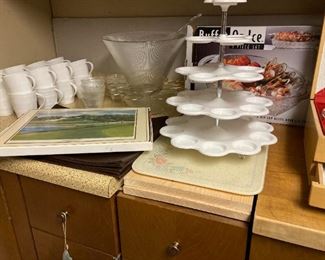 Pimpernel Golf Course place mats, punch bowl set and other kitchen items