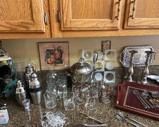 Lots of kitchen items 