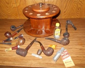 Pipe stand and pipes with accessories 