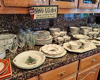 NIKKO "CHRISTMASTIME" DINNERWARE & STEMS