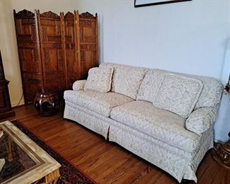WHITE/BEIGE SCULPTURED SOFA, TEAK SCREEN