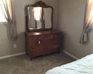 Lovely early 1900’s oak dresser w/mirror.