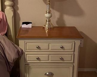 Lamp is NOT FOR SALE. THE NIGHT STANDS ARE THOUGH!!!