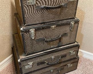 4 vintage suit cases in great condition!