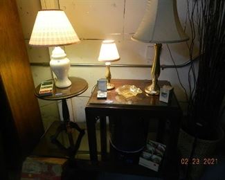 set of 3 tables/lamps
