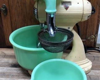 Sunbeam Mixer With Jadite Accessories, Working