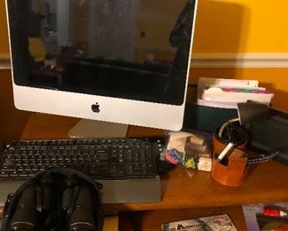 i see a troll in the reflection of that monitor