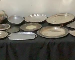 Located in: Chattanooga, TN
Assorted Serving Dishes
(9) Assorted Trays
(4) Assorted Plates
(1) Chafing Pan
(1) Serving Bowl
(2) Dish Cradles
**Sold as is Where is**
SKU: T-5-D
