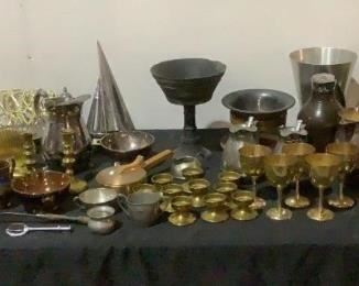Located in: Chattanooga, TN
MFG Assorted
Cups Pitchers And Candle Holders
Lot Includes:
Candlestick Holders
Cups
Vase
Knives
Pitchers
Kebabs