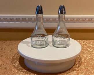 Lazy Susan (plastic) with Pair of Oil/Vinegar Container