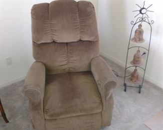 Nice lift chair in working condition 