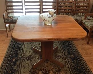 Oak table extends to seat 8-10 