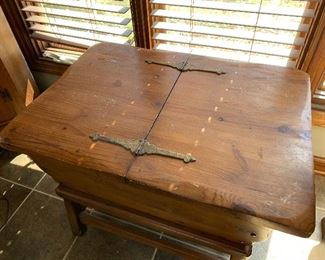 	#40	Vintage pine flip top table 28"x20"x21.5"	 $60.00 		