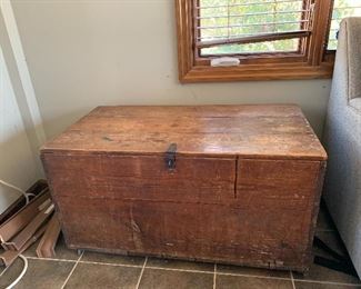 Antique trunk from the 1920s 40"x22"x22. $50.00