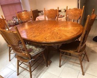 Kitchen table and six chairs. In awesome condition