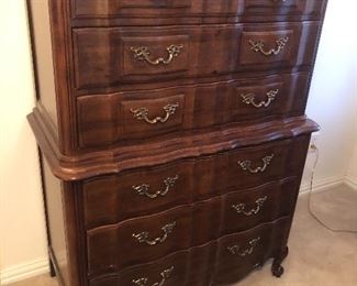 Thomasville chest of drawers. Part of the queen bed set available. It has dovetailed drawers