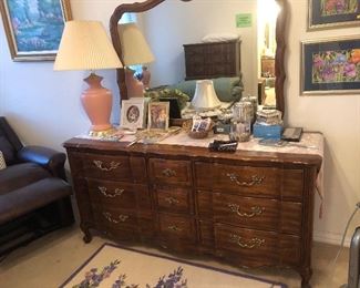 Thomasville dresser and mirror. The drawers are dovetailed.
