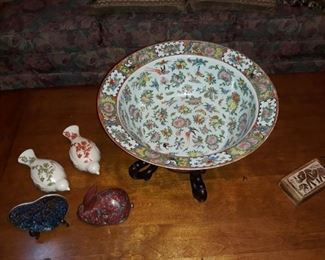 Oriental bowl and decorative items