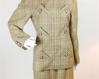 Lot	61	Valentino Boutique Tweed Wool Skirt Suit	Valentino Boutique Tweed Wool 2 piece Skirt Suit Six pocket reverse envelope front Zipper closure Pencil Skirt Back zipper closure *** NO SIZING *** from items in collection possibly 40

