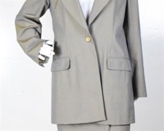 Lot	191	Designer Guy Larouche - Paris Silk Pant Suit	Designer Guy Larouche - Paris - Silk Pant Suit Single Button Closure Front Size 42
