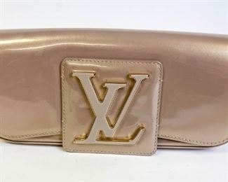 Lot	198	Louis Vuitton Sobe Vernui Beige Tan Clutch	Louis Vuitton Sobe Vernui Beige Poudree Tan Clutch, magnetic closure, very good condition 10" L x 4.5" h x 2 D
