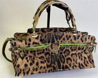 Lot	240	Leopard Roverto Cavalli Large PVC Purse	Roberto Cavalli leopard PVC coated canvas water proof tote hand bag with green stitching and trim. Gold tone accents. Double handles and adjustable, removable shoulder strap. Outer zippered pockets. Divided interior with zipper pocket. Good condition. Some minor wrinkling/creasing. 16.5" l x 10" w x 8" d
