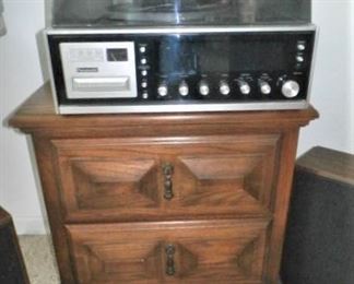 NIGHT STAND MATCHES CHEST OF DRAWERS AND DRESSER - SELLING SEPARATELY