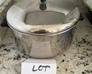 Lot 5551. $25.00 Farberware 6 QT dutch oven. It's Soup Time!