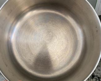 Lot 5551. $25.00 Farberware 6 QT dutch oven. It's Soup Time!