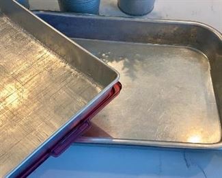 Lot 5565. $22.00 Set of 4 items, Aluminum loaf pan, 9x12 covered cake pan, Another 12x19 cake pan and 5 Tupperware Measuring Cups