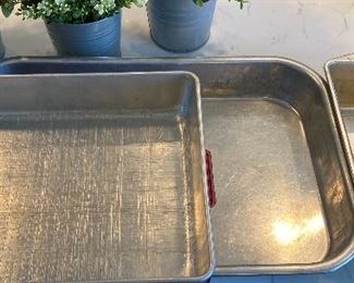 Lot 5565. $22.00 Set of 4 items, Aluminum loaf pan, 9x12 covered cake pan, Another 12x19 cake pan and 5 Tupperware Measuring Cups