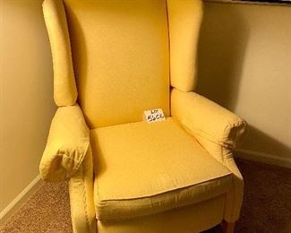 Lot 5604.$150.00 Hearthside Classics Recliner, in Yellow.