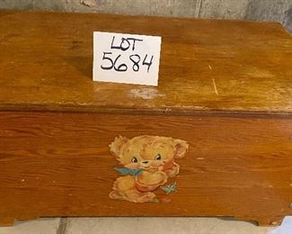 Lot 5684 $28.00 Vintage Wooden Toy Box w/ Soft Close