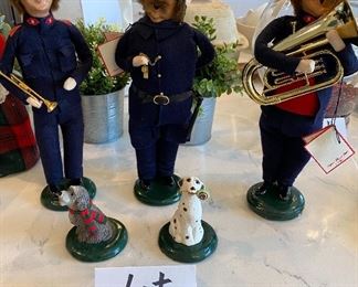 Lot 5622 $145,00. Byers Choice The Carolers Salvation Army 5 Figurines