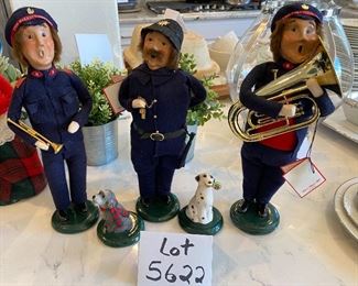 Lot 5622 $145,00. Byers Choice The Carolers Salvation Army 5 Figurines