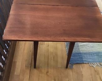 Vintage Cushman Colonial Creations Pivot Top Card Table No. 3-35. This is in lovely, original condition!! This was created in 1933 from the highly sought after HT Cushman Company of Bennington, VT.
It measures 30”x15”x28”H when closed.
I’m listing lots more so please follow me. Ask me any questions.
I buy items too!
Thank you!