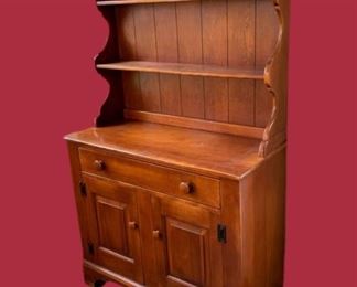 Cushman Colonial Creations Hunting Board Hutch No. 9024B and 9024T. In good, vintage condition.
Base measures 39”x18”x33”
Hutch measures 39”x18”x32”
I’m listing lots more so please follow me. Ask me any questions. Delivery may be available for a fee. Thank you!