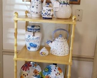 Yellow shelf, accessories