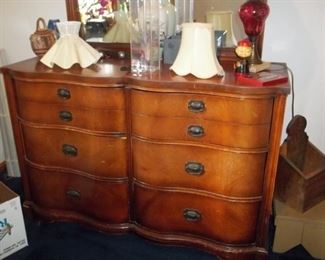 Serpentine dresser w/mirror