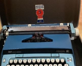 Vintage Type Writer / W Case