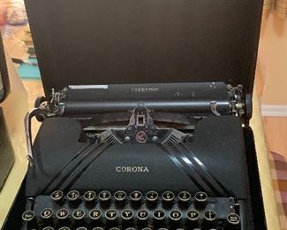 Vintage Typewriter/W Case