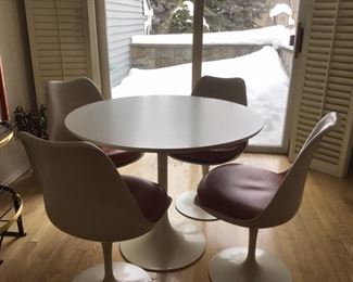 Knoll (Eero Saarinen ) Tulip Table and 4 chairs