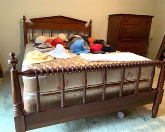 Davis CABINET Bedroom Tawny Cherry Finish Full Bed Dentil Detail, Spool Slates
