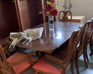 Dining table with leaves & 6 chairs