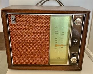 $25 Vintage Motorola AM/FM radio (works!) 8"H x 9"W x 4"D