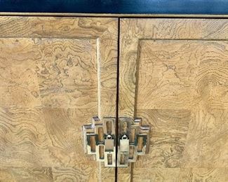 Detail; bottom handles