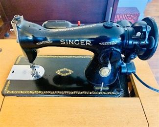 $250 - Vintage Singer sewing machine in art deco table (table in next picture)