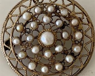 $15 - Round cirlce pin with pearls